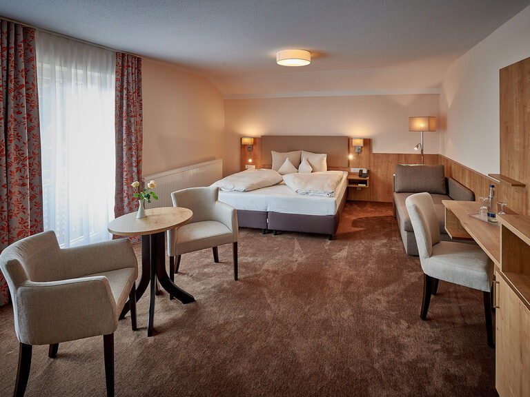 Auf dem Bild ist das weitläufige Studio Ahorn im Hotel Herzog Heinrich zu sehen.