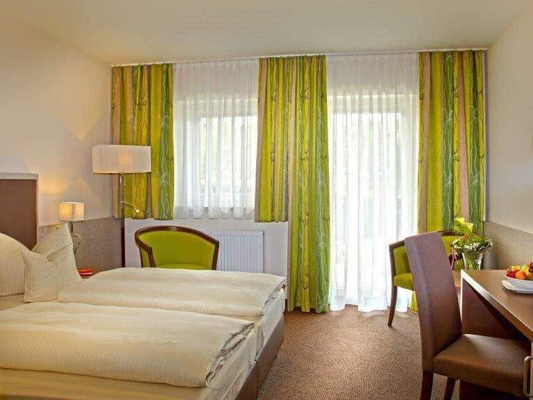 Das Hotelzimmer Naturgarten überzeugt mit seinem kompakten Aufbau.