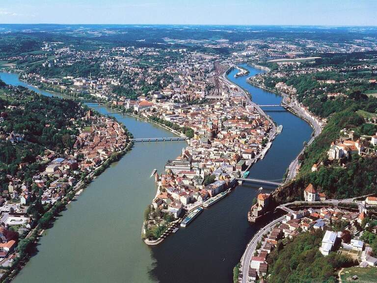Eine Vogelperspektive auf Passau, wo der Inn und die Donau zusammentreffen.