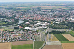 Ein Vogelperspektive-Foto erfasst die idyllische Landschaft um das Genusshotel Wenisch und die Stadt Straubing.